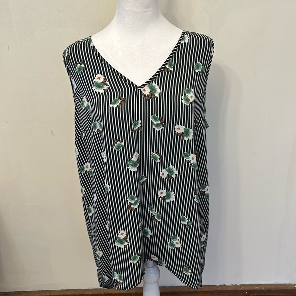 DR2 black white floral V neckline sleeveless blouse Size L EUC